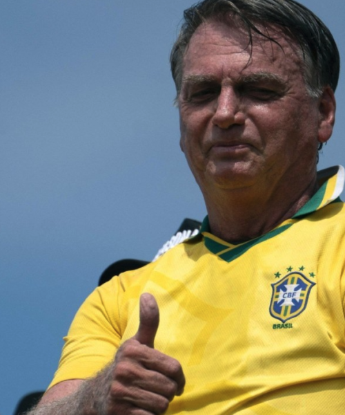 Bolsonaro mantém seu nome para a eleição de 2026, mesmo inelegível, e nega que vá deixar o Brasil