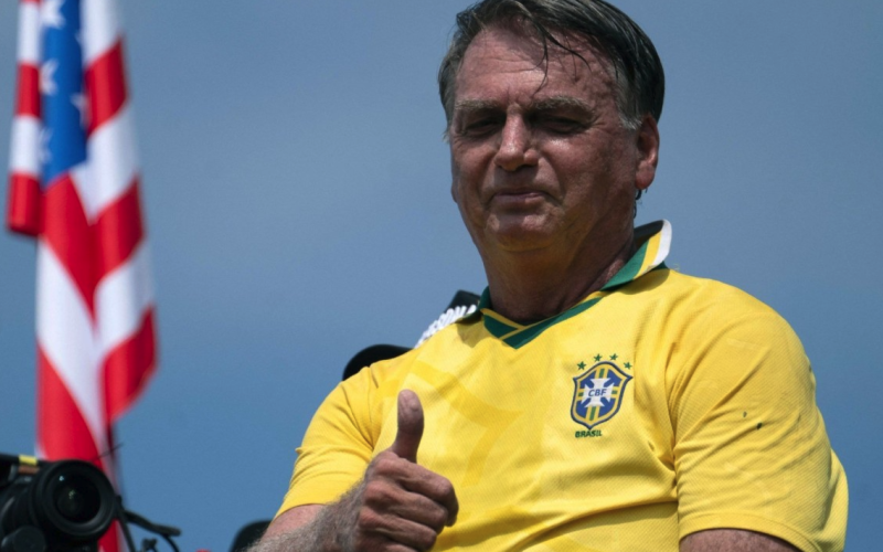 Bolsonaro mantém seu nome para a eleição de 2026, mesmo inelegível, e nega que vá deixar o Brasil