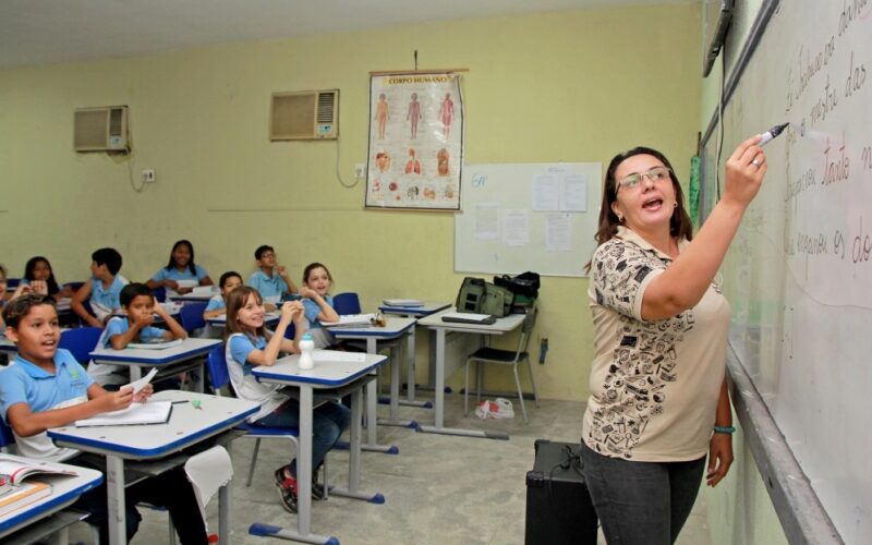 Professorado da rede pública de Fortaleza terá reajuste salarial retroativo após publicação oficial