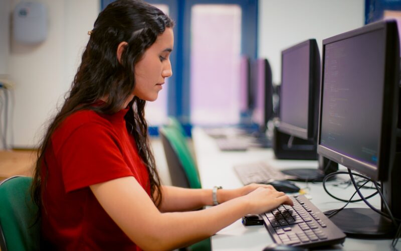 “Oportunidade única: Curso de tecnologia grátis com 120 vagas destinadas a mulheres e PCDs em Fortaleza”