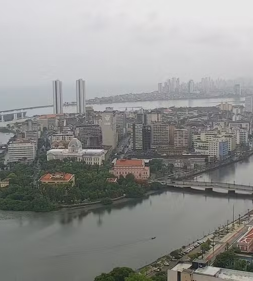 Entre a folia e o medo: chuva paralisa Recife no Carnaval