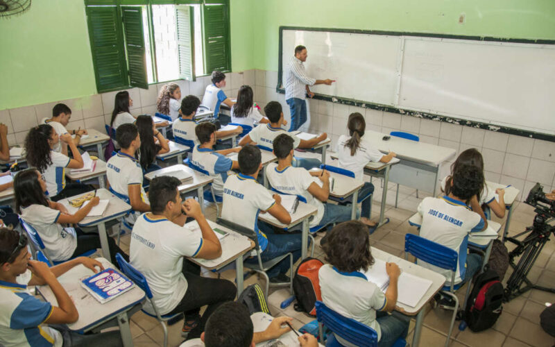 Vereadores de Fortaleza aprovam aumento de 5,4% no salário base dos professores da rede municipal.