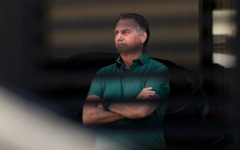 Após incidente na prisão, Bolsonaro é levado à UTI e recebe diagnóstico de broncopneumonia.