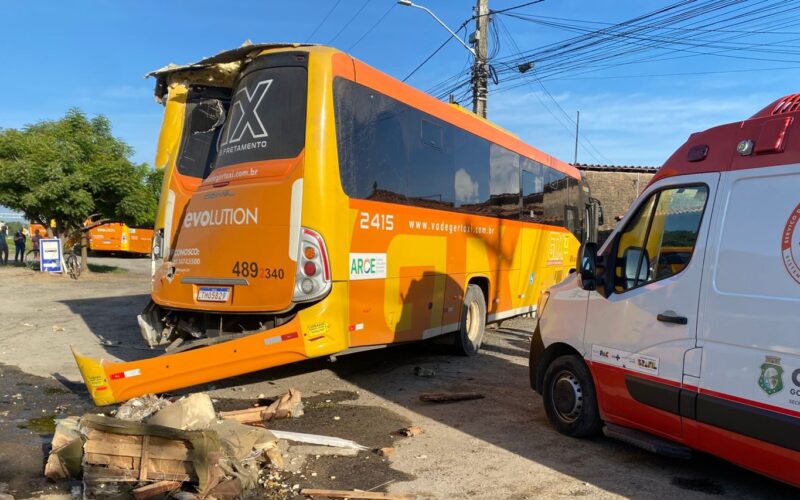 Colisão envolvendo carreta e dois ônibus é reportada em Caucaia, Ceará