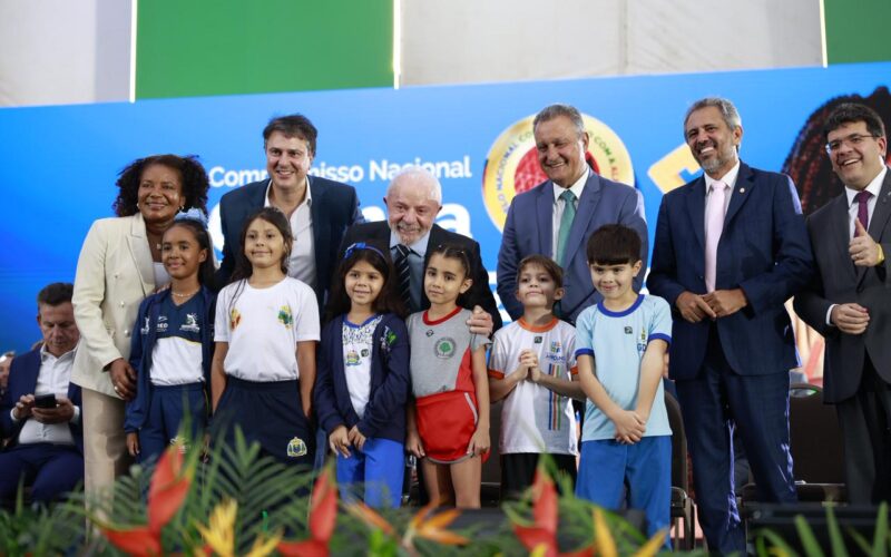 “Estado do Ceará é reconhecido com selo de excelência educacional em evento com Elmano, Camilo e Lula”