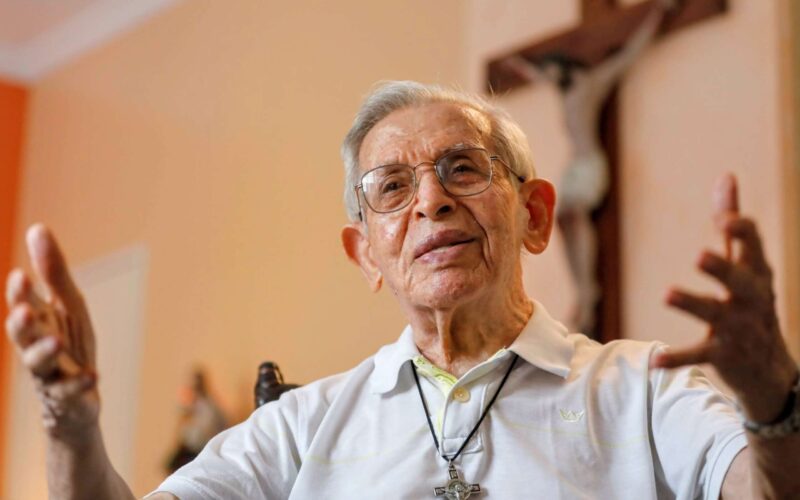 “Bispo mais longevo do país, Dom Edmilson da Cruz, luta contra pneumonia na UTI aos 101 anos”