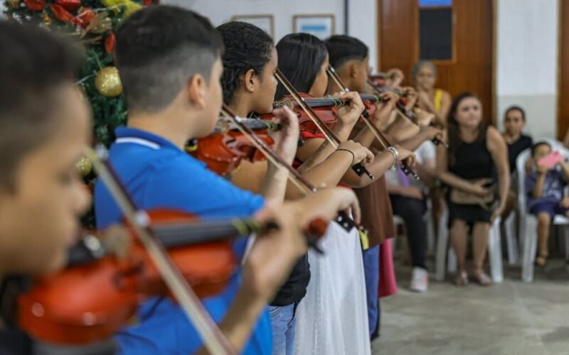 Doações para aulas de música beneficiam crianças do Passaré, em Fortaleza.
