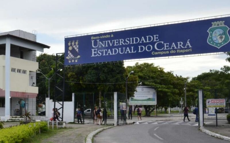 Uece dá início ao Vestibular 2026.2 neste domingo (26), com a participação de mais de 15 mil candidatos