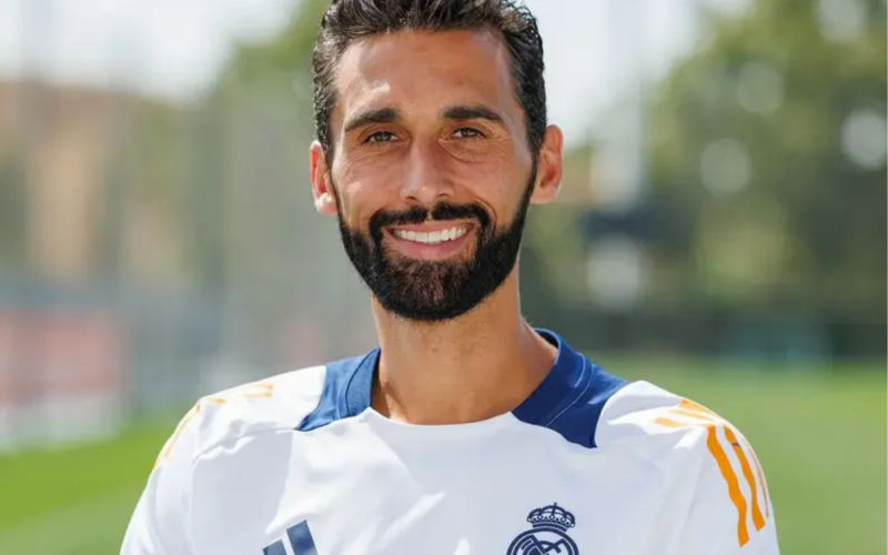 Real Madrid planeja grandes mudanças após queda na Champions; descubra os jogadores que podem deixar o clube