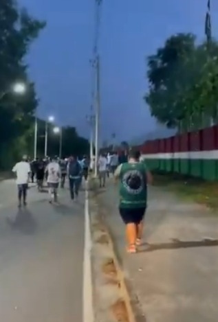 Furiosos, fãs do Fluminense exigem respostas de jogadores no CT após eliminação na Libertadores