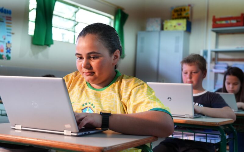 Brasil avança na inclusão digital nas escolas públicas com 21 mil unidades conectadas à internet