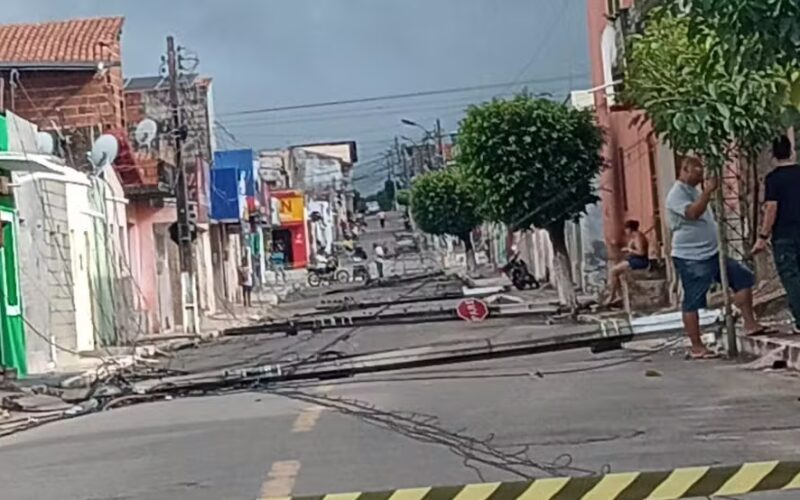 Cenário de caos: postes tombados e fios à mostra marcam a manhã em Altaneira, Ceará