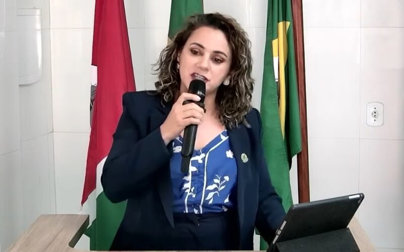 Vereadora de Ubajara se retrata após gesto inapropriado durante sessão na Câmara viralizar