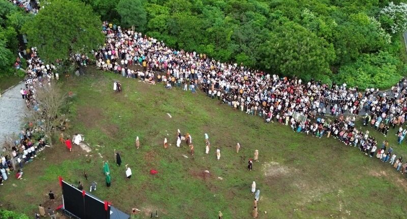 FIÉIS ACOMPANHAM ENCENAÇÃO DA PAIXÃO DE CRISTO NO SANTUÁRIO DE QUIXADÁ, NO CEARÁ