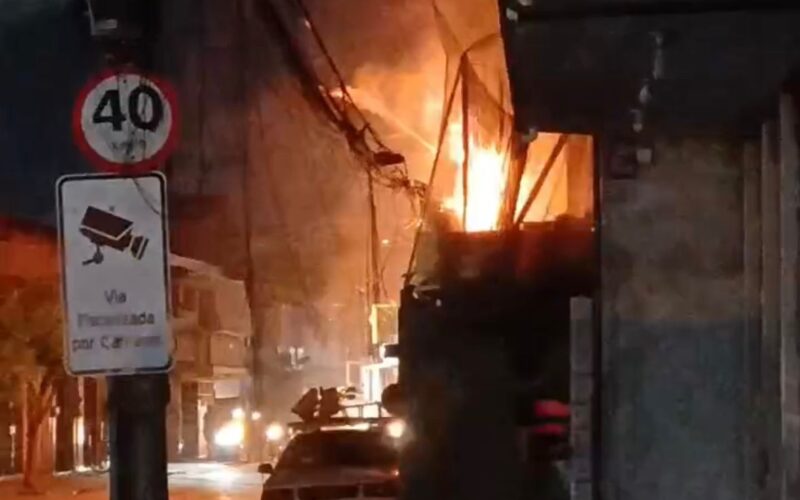 Moradores do Quintino Cunha enfrentam apagão e comércio fechado após incêndio em poste em Fortaleza