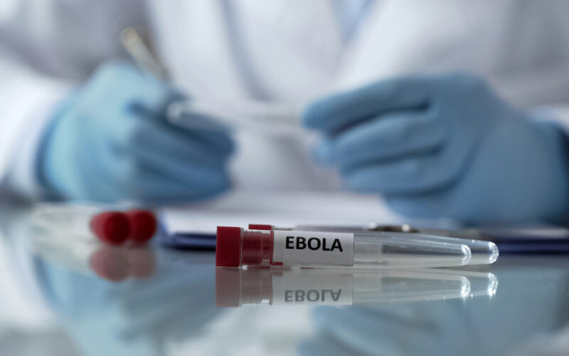 Avião é redirecionado após viajante apresentar sinais de possível contaminação por Ebola durante voo para os EUA