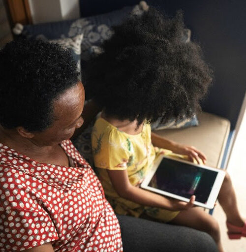 Governo abre consulta pública para guia de inclusão digital da pessoa idosa