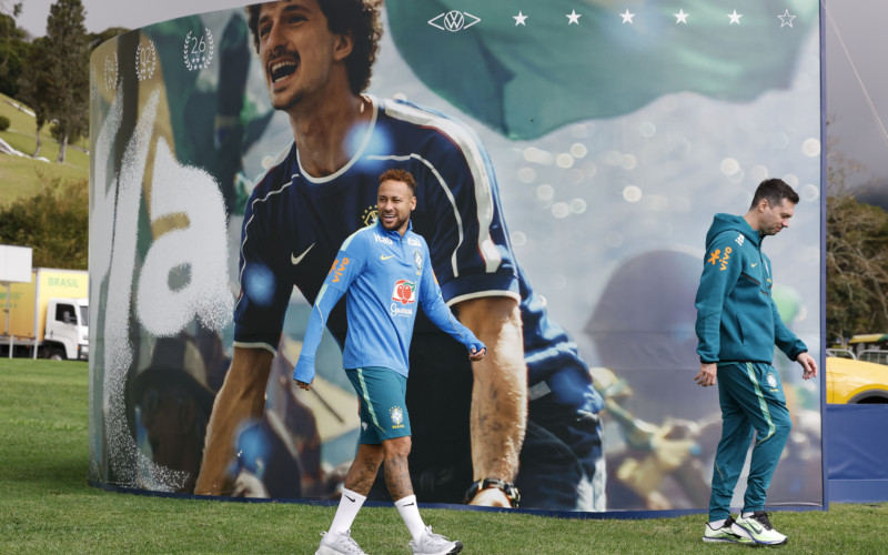 Neymar marca presença e acompanha treino da Seleção. Confira!