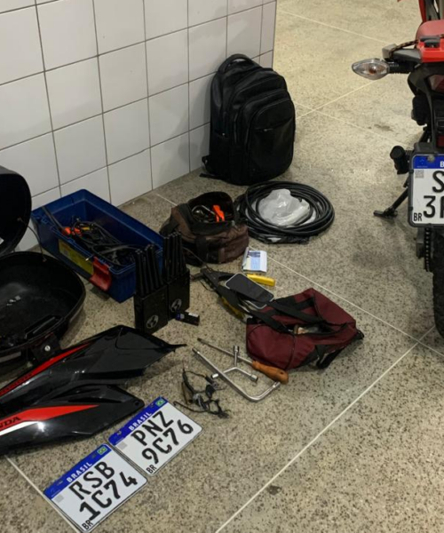 Operação policial desmantela oficina clandestina de motos furtadas em Ellery, Fortaleza; dois suspeitos detidos