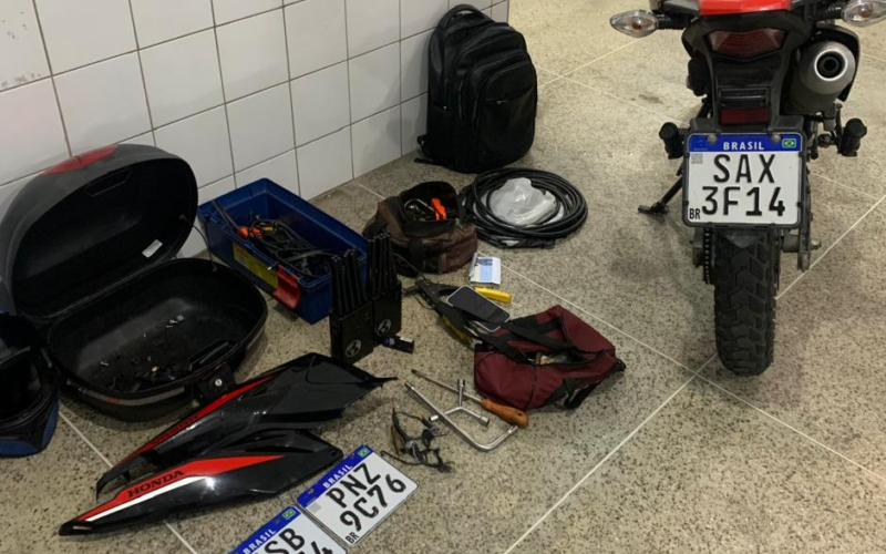 Operação policial desmantela oficina clandestina de motos furtadas em Ellery, Fortaleza; dois suspeitos detidos