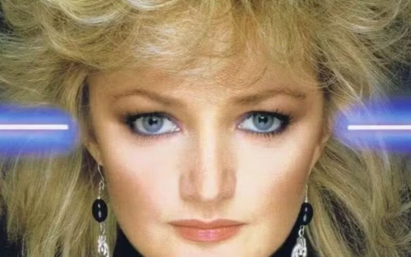 Bonnie Tyler, a icônica cantora britânica, é submetida a coma induzido após procedimento cirúrgico crítico