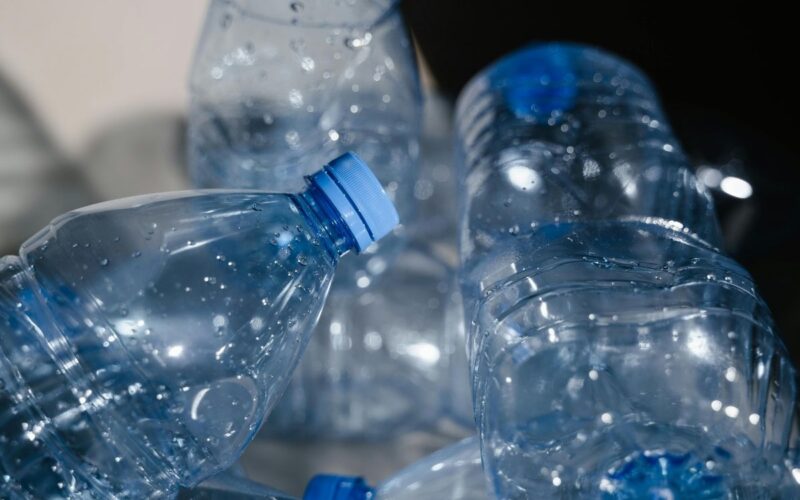 Anvisa impede circulação de lote de água contaminada por bactéria semelhante à de detergente