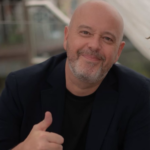 Alex Escobar se pronuncia sobre sua saúde após incidente ao vivo que resultou em internação