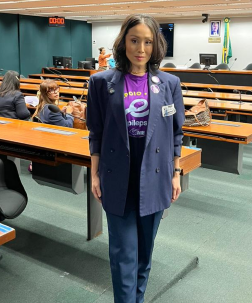 Atriz da Globo alerta sobre a dificuldade de acesso a medicamentos para epilepsia em audiência na Câmara dos Deputados