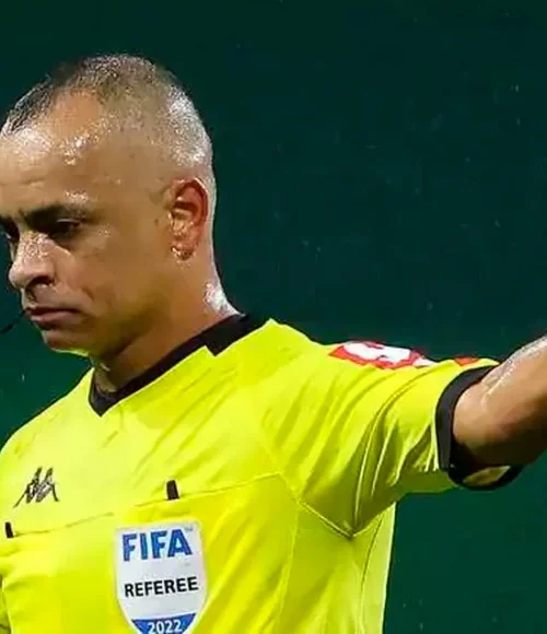 Árbitro brasileiro registra recorde de expulsões na partida inaugural da Copa do Mundo