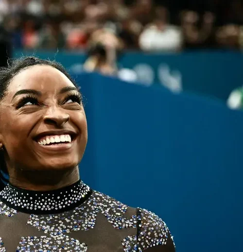 Simone Biles confessa que enfrentou grave risco à vida devido a complicação médica e preserva detalhes do diagnóstico em segredo