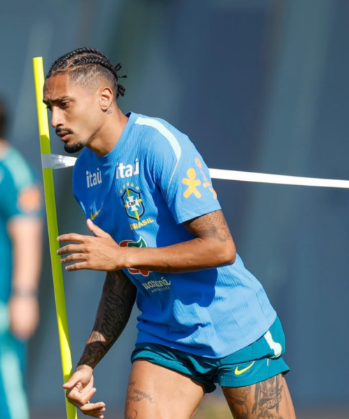 Raphinha se junta a Neymar e retoma os treinos no gramado com a Seleção Brasileira