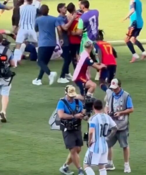 Argentina é penalizada pela FIFA e atletas são suspensos após episódios de racismo e tumulto na final do torneio mundial.