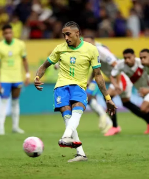Raphinha é nomeado novo portador da camisa 10 da Seleção após a saída de Neymar, segundo Ancelotti
